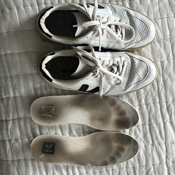 Veja Size 7 Black & White - Picture 8 of 10